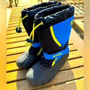 Sorel Kids Flurry Boots Bright Blue Yellow and Black. Size 2 Great condition